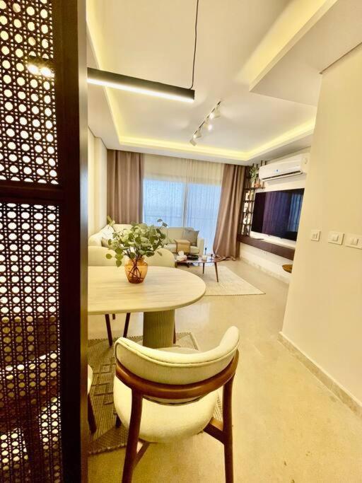 Zed Chic & Cozy Retreat In Heart Of Sheikh Zayed Apartment Sheikh Zayed City Exterior photo